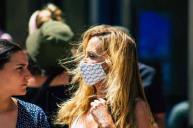 Lizbon 3 Ağustos 2020 'de Portekiz' in başkenti Lizbon 'un tarihi caddelerinde yürüyen koronavirüsten kendilerini korumak için maske takan kimliği belirsiz yayalara baktık.