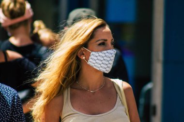 Lizbon 3 Ağustos 2020 'de Portekiz' in başkenti Lizbon 'un tarihi caddelerinde yürüyen koronavirüsten kendilerini korumak için maske takan kimliği belirsiz yayalara baktık.