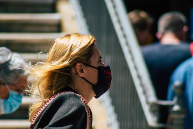 Lizbon 3 Ağustos 2020 'de Portekiz' in başkenti Lizbon 'un tarihi caddelerinde yürüyen koronavirüsten kendilerini korumak için maske takan kimliği belirsiz yayalara baktık.