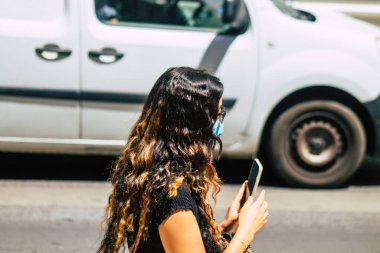 Lizbon 3 Ağustos 2020 'de Portekiz' in başkenti Lizbon 'un tarihi caddelerinde yürüyen koronavirüsten kendilerini korumak için maske takan kimliği belirsiz yayalara baktık.