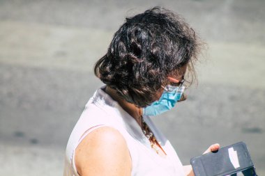 Lizbon 3 Ağustos 2020 'de Portekiz' in başkenti Lizbon 'un tarihi caddelerinde yürüyen koronavirüsten kendilerini korumak için maske takan kimliği belirsiz yayalara baktık.