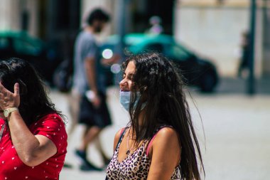 Lizbon 3 Ağustos 2020 'de Portekiz' in başkenti Lizbon 'un tarihi caddelerinde yürüyen koronavirüsten kendilerini korumak için maske takan kimliği belirsiz yayalara baktık.
