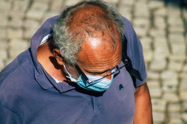 Lizbon 3 Ağustos 2020 'de Portekiz' in başkenti Lizbon 'un tarihi caddelerinde yürüyen koronavirüsten kendilerini korumak için maske takan kimliği belirsiz yayalara baktık.