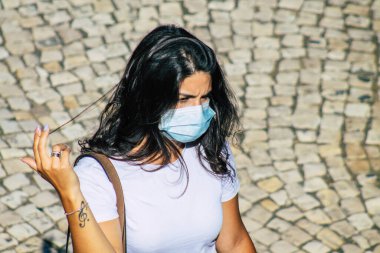 Lizbon 3 Ağustos 2020 'de Portekiz' in başkenti Lizbon 'un tarihi caddelerinde yürüyen koronavirüsten kendilerini korumak için maske takan kimliği belirsiz yayalara baktık.