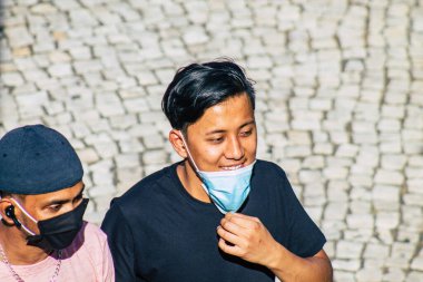 Lizbon 3 Ağustos 2020 'de Portekiz' in başkenti Lizbon 'un tarihi caddelerinde yürüyen koronavirüsten kendilerini korumak için maske takan kimliği belirsiz yayalara baktık.