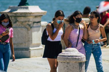 Lizbon 3 Ağustos 2020 'de Portekiz' in başkenti Lizbon 'un tarihi caddelerinde yürüyen koronavirüsten kendilerini korumak için maske takan kimliği belirsiz yayalara baktık.
