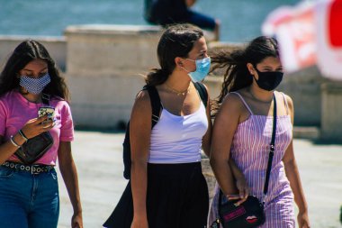 Lizbon 3 Ağustos 2020 'de Portekiz' in başkenti Lizbon 'un tarihi caddelerinde yürüyen koronavirüsten kendilerini korumak için maske takan kimliği belirsiz yayalara baktık.