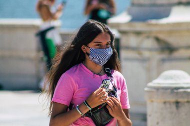 Lizbon 3 Ağustos 2020 'de Portekiz' in başkenti Lizbon 'un tarihi caddelerinde yürüyen koronavirüsten kendilerini korumak için maske takan kimliği belirsiz yayalara baktık.
