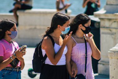 Lizbon 3 Ağustos 2020 'de Portekiz' in başkenti Lizbon 'un tarihi caddelerinde yürüyen koronavirüsten kendilerini korumak için maske takan kimliği belirsiz yayalara baktık.