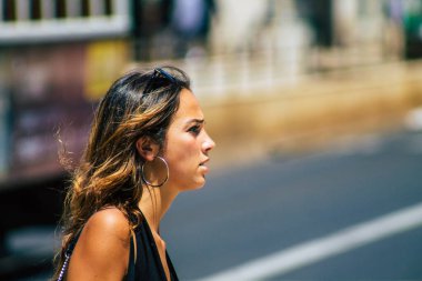 Lizbon 4 Ağustos 2020 'de Portekiz' in başkenti Lizbon 'un tarihi caddelerinde yürüyen koronavirüsten kendilerini korumak için maskesi olmayan kimliği belirsiz yayalara baktık.