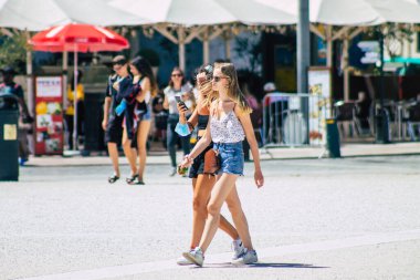 Lizbon 4 Ağustos 2020 'de Portekiz' in başkenti Lizbon 'un tarihi caddelerinde yürüyen koronavirüsten kendilerini korumak için maskesi olmayan kimliği belirsiz yayalara baktık.