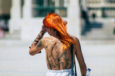 Lizbon 4 Ağustos 2020 'de Portekiz' in başkenti Lizbon 'un tarihi caddelerinde yürüyen koronavirüsten kendilerini korumak için maskesi olmayan kimliği belirsiz yayalara baktık.