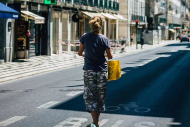 Lizbon 4 Ağustos 2020 'de Lizbon sokaklarında elektrikli scooterla dolaşan kimliği belirsiz insanların küçük bir iç yanmalı motorlar ve merkezde bir güverte ile çalışmalarını izledik.