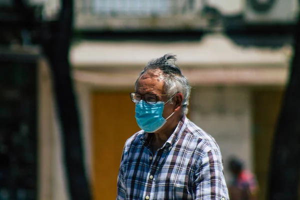 リスボンポルトガル2020年8月3日ポルトガルの首都リスボンの歴史的な通りを歩くコロナウイルスから身を守るために顔マスクを持つ未確認の歩行者の眺め — ストック写真