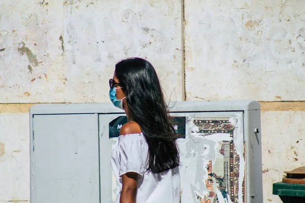 리스본 리스본 2020 불명의 보행자들이 마스크를 포르투갈 리스본의 역사적 거리를 — 스톡 사진