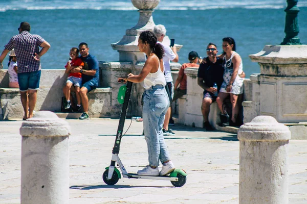 Lisszabon Portugália Augusztus 2020 Ismeretlen Emberek Megtekintése Akik Elektromos Robogóval — Stock Fotó