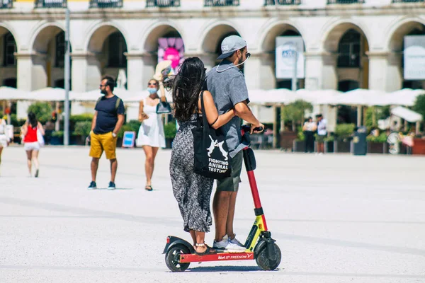 Lisboa Portugal Agosto 2020 Vista Personas Identificadas Rodando Con Scooter —  Fotos de Stock