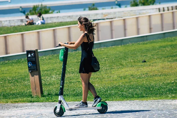 Lisboa Portugal Agosto 2020 Vista Personas Identificadas Rodando Con Scooter —  Fotos de Stock