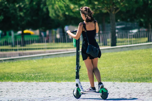 Lizbon Ağustos 2020 Lizbon Sokaklarında Elektrikli Scooterla Dolaşan Kimliği Belirsiz — Stok fotoğraf