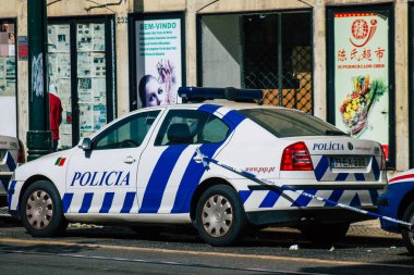 Lizbon 4 Ağustos 2020 'de, Portekiz' in kıyı başkenti Lizbon polis karakolu önünde park etmiş klasik bir polis arabası ve Avrupa 'nın en eski ve çarpıcı şehirlerinden biri görüldü.
