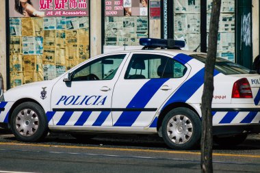 Lizbon 4 Ağustos 2020 'de, Portekiz' in kıyı başkenti Lizbon polis karakolu önünde park etmiş klasik bir polis arabası ve Avrupa 'nın en eski ve çarpıcı şehirlerinden biri görüldü.