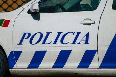 Lizbon 4 Ağustos 2020 'de, Portekiz' in kıyı başkenti Lizbon polis karakolu önünde park etmiş klasik bir polis arabası ve Avrupa 'nın en eski ve çarpıcı şehirlerinden biri görüldü.