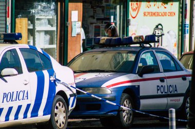 Lizbon 4 Ağustos 2020 'de, Portekiz' in kıyı başkenti Lizbon polis karakolu önünde park etmiş klasik bir polis arabası ve Avrupa 'nın en eski ve çarpıcı şehirlerinden biri görüldü.