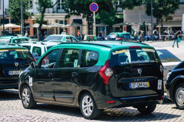 Lizbon 4 Ağustos 2020 'de Lizbon' un dağlık başkenti Portekiz ve Avrupa 'nın en eski ve çarpıcı şehirlerinden biri olan Lizbon sokaklarından geçen yolcular için bir taksi görüldü.