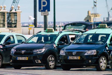 Lizbon 4 Ağustos 2020 'de Lizbon' un dağlık başkenti Portekiz ve Avrupa 'nın en eski ve çarpıcı şehirlerinden biri olan Lizbon sokaklarından geçen yolcular için bir taksi görüldü.