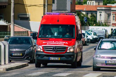 Lizbon 4 Ağustos 2020 'de Lizbon' un dağlık başkenti ve Avrupa 'nın en eski şehirlerinden biri olan Lizbon sokaklarında hızla ilerleyen geleneksel bir ambulansın görüntüsü