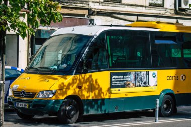 Lizbon 4 Ağustos 2020 'de Lizbon' un dağlık kıyı başkenti Portekiz ve Avrupa 'nın en eski şehirlerinden biri olan Lizbon sokaklarında seyahat eden yolcular için geleneksel bir belediye otobüsü görüldü.