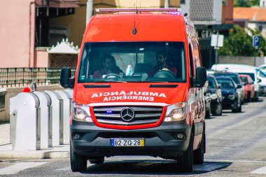 Lizbon 4 Ağustos 2020 'de Lizbon' un dağlık başkenti ve Avrupa 'nın en eski şehirlerinden biri olan Lizbon sokaklarında hızla ilerleyen geleneksel bir ambulansın görüntüsü