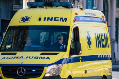 Lizbon 4 Ağustos 2020 'de Lizbon' un dağlık başkenti ve Avrupa 'nın en eski şehirlerinden biri olan Lizbon sokaklarında hızla ilerleyen geleneksel bir ambulansın görüntüsü