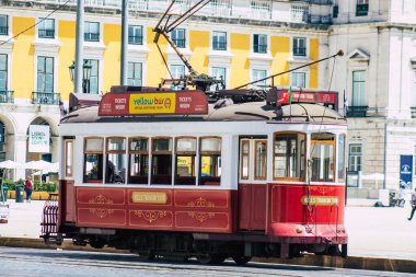 Lizbon 4 Ağustos 2020. Portekiz, Portekiz 'in kıyı başkenti Lizbon' un sokaklarında ve toplu taşıma sisteminde seyahat eden yolcular için geleneksel eski bir elektrikli tramvay manzarası.