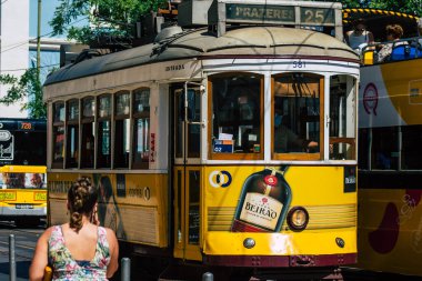 Lizbon 4 Ağustos 2020. Portekiz, Portekiz 'in kıyı başkenti Lizbon' un sokaklarında ve toplu taşıma sisteminde seyahat eden yolcular için geleneksel eski bir elektrikli tramvay manzarası.