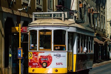 Lizbon 4 Ağustos 2020. Portekiz, Portekiz 'in kıyı başkenti Lizbon' un sokaklarında ve toplu taşıma sisteminde seyahat eden yolcular için geleneksel eski bir elektrikli tramvay manzarası.