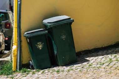 Lizbon 4 Ağustos 2020 'de Lizbon' un şehir merkezindeki çöp konteynırının kapatılması, Portekiz 'in tepe kıyı başkenti ve Avrupa' nın en eski kentlerinden biri.