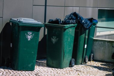 Lizbon 4 Ağustos 2020 'de Lizbon' un şehir merkezindeki çöp konteynırının kapatılması, Portekiz 'in tepe kıyı başkenti ve Avrupa' nın en eski kentlerinden biri.