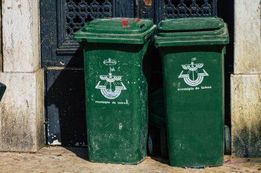 Lizbon 4 Ağustos 2020 'de Lizbon' un şehir merkezindeki çöp konteynırının kapatılması, Portekiz 'in tepe kıyı başkenti ve Avrupa' nın en eski kentlerinden biri.