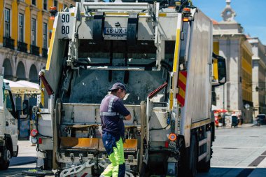 Lizbon 4 Ağustos 2020 'de Lizbon şehir merkezindeki bir çöp kamyonunun görüntüsü, Portekiz' in tepe kıyı başkenti ve Avrupa 'nın en eski şehirlerinden biri.