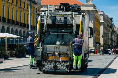 Lizbon 4 Ağustos 2020 'de Lizbon şehir merkezindeki bir çöp kamyonunun görüntüsü, Portekiz' in tepe kıyı başkenti ve Avrupa 'nın en eski şehirlerinden biri.