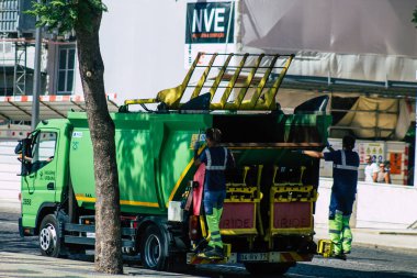 Lizbon 4 Ağustos 2020 'de Lizbon şehir merkezindeki bir çöp kamyonunun görüntüsü, Portekiz' in tepe kıyı başkenti ve Avrupa 'nın en eski şehirlerinden biri.