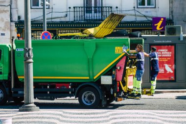 Lizbon 4 Ağustos 2020 'de Lizbon şehir merkezindeki bir çöp kamyonunun görüntüsü, Portekiz' in tepe kıyı başkenti ve Avrupa 'nın en eski şehirlerinden biri.