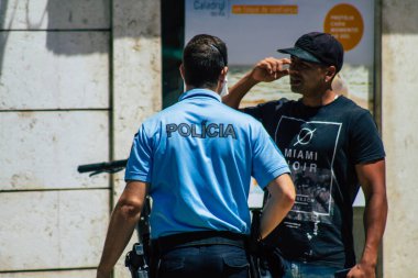 Lizbon 4 Ağustos 2020 'de Lizbon kıyı başkenti Lizbon sokaklarında polis memurunun görüntüsü ve Avrupa' nın en eski ve çarpıcı şehirlerinden biri.