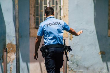 Lizbon 4 Ağustos 2020 'de Lizbon kıyı başkenti Lizbon sokaklarında polis memurunun görüntüsü ve Avrupa' nın en eski ve çarpıcı şehirlerinden biri.