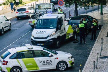 Lizbon 4 Ağustos 2020 'de Lizbon kıyı başkenti Lizbon sokaklarında polis memurunun görüntüsü ve Avrupa' nın en eski ve çarpıcı şehirlerinden biri.