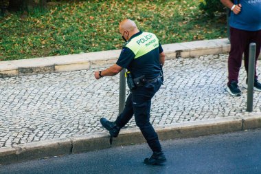 Lizbon 4 Ağustos 2020 'de Lizbon kıyı başkenti Lizbon sokaklarında polis memurunun görüntüsü ve Avrupa' nın en eski ve çarpıcı şehirlerinden biri.