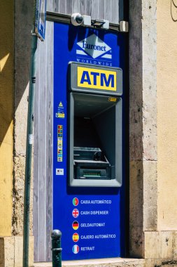 Lizbon 4 Ağustos 2020 'de Lizbon kıyı başkenti Lizbon sokaklarında bulunan bir ATM' nin görüntüsü ve Avrupa 'nın en eski ve çarpıcı şehirlerinden biri.