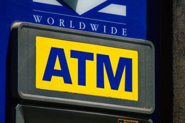 Lizbon 4 Ağustos 2020 'de Lizbon kıyı başkenti Lizbon sokaklarında bulunan bir ATM' nin görüntüsü ve Avrupa 'nın en eski ve çarpıcı şehirlerinden biri.