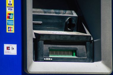 Lizbon 4 Ağustos 2020 'de Lizbon kıyı başkenti Lizbon sokaklarında bulunan bir ATM' nin görüntüsü ve Avrupa 'nın en eski ve çarpıcı şehirlerinden biri.